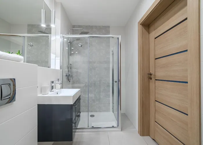 Airport Modern By Bookinghost 포즈난